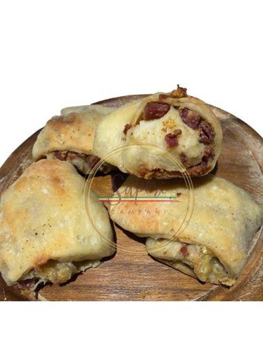 Il panino napoletano con formaggi e salumi napoletani