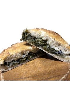 La pizza con le scarole paesane, cotta nel forno a legna